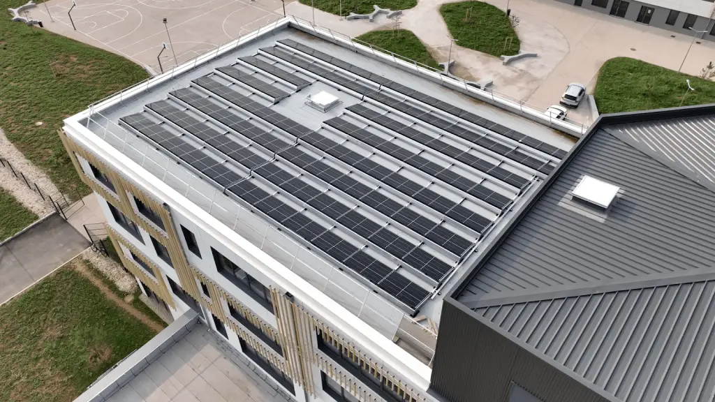 Centrale_photovoltaïque_en_toiture_du_lycée_de_Meyzieu.png